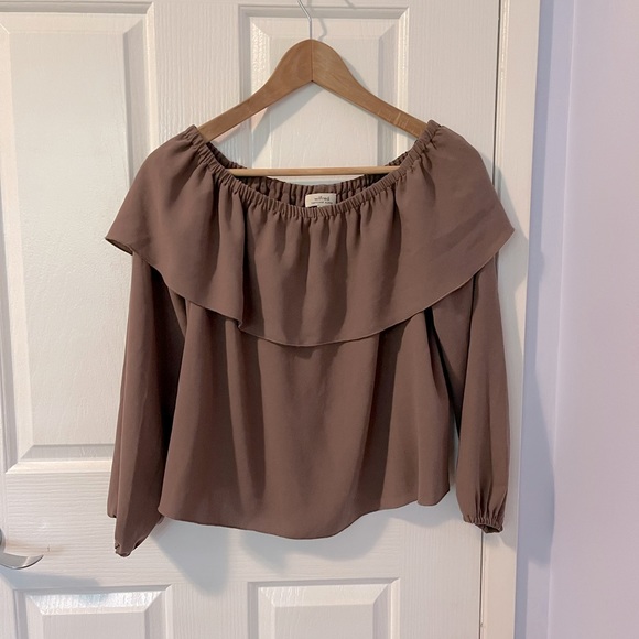Aritzia Wilfred ruffle off-shoulder blouse - Picture 2 of 5
